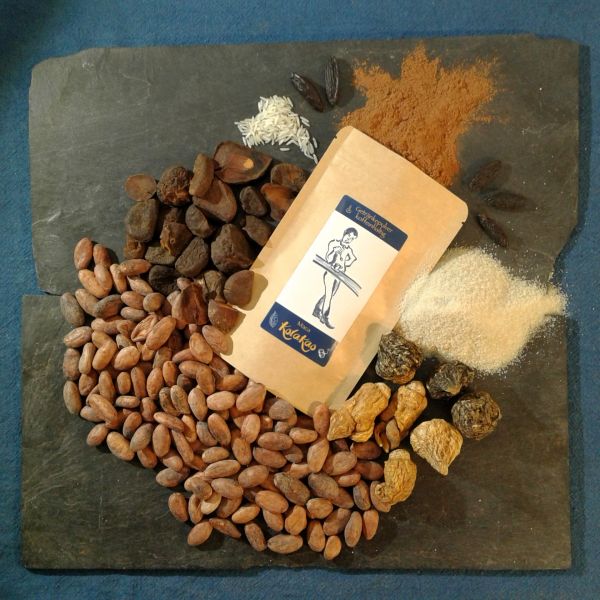 Die getrockneten Rohstoffe von KolaKao Maca: 42% Kolanuss, Rohrohrzucker, Kakaobohne, 10% Macawurzel, Reis & Tonkabohne.