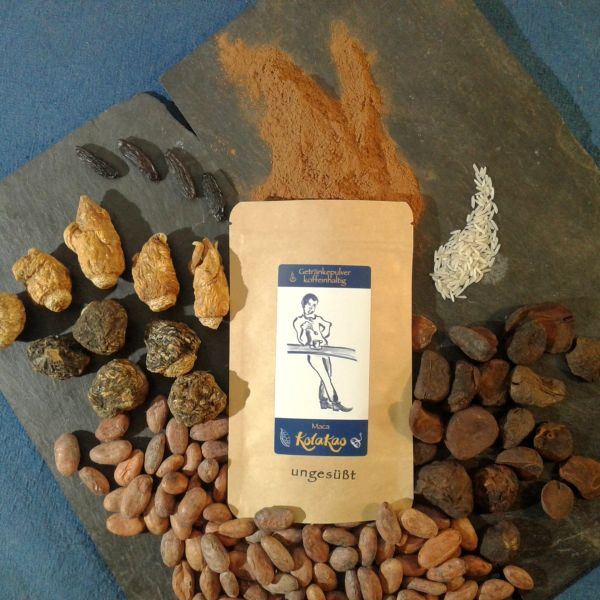 Die getrockneten Rohstoffe von KolaKao Maca ungesüßt: 47% Kolanuss, Kakaobohne, 15% Maca, Reis & Tonkabohne.
