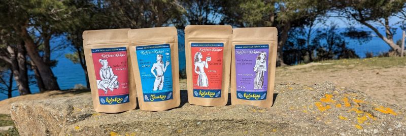 unsere neue KoffeinKakao Serie in 100% BIO - leicht gesüßt: KolanussKakao klassisch, GuaranaKakao klassisch, KolanussKakao würzig und Koffeinkakao mit Kolanuss und Guarana im je 100g Beutel - wiederverschließbar